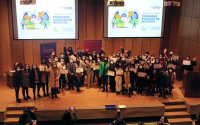 Escuelas reconocen a emprendedores capacitados/as por CreeME en ceremonia con Municipalidad de Santiago