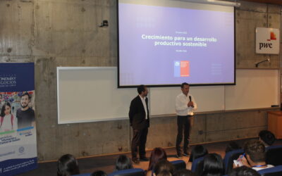Ministro de Economía dictó charla a estudiantes de Educación Media en actividad en la FEN U. de Chile
