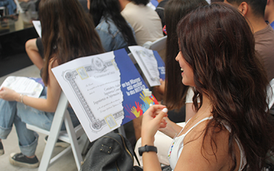 Los nuevos mechones: La excelencia, diversidad, y espíritu emprendedor marcan a la nueva generación de estudiantes de la FEN 2024