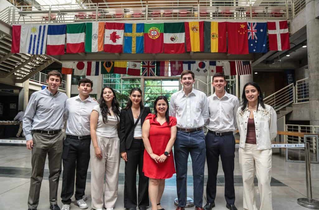 FEN U. de Chile y Santander entregaron becas de Movilidad Internacional de Pregrado para proyectar el talento al mundo